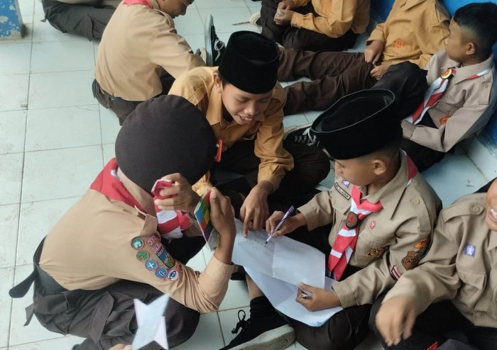 Serunya Kegiatan Pramuka di MTsN 5 Kerinci: Mengasah Otak dengan Sandi Kotak