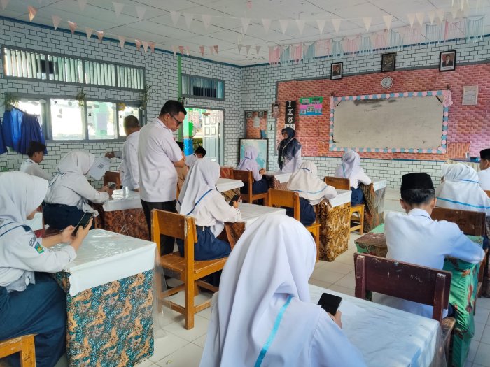 Pantau Ujian dan Kelengkapan Administrasi, Pengawas Binaan Kunjungi MTsN 5 Kerinci