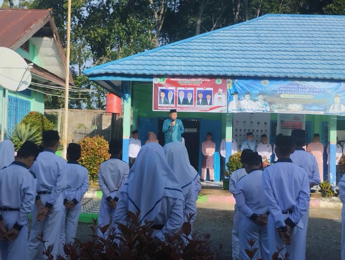 MTsN 5 Kerinci Sambut Siswa di Hari Pertama, Kepala Madrasah: Aturan Hadir untuk Membentuk Karakter, Bukan Membatasi