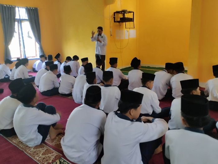 Kedisiplinan Spiritual: Potret Tertib Siswa MTsN 5 Kerinci Sambut Sholat Dzuhur Berjamaah