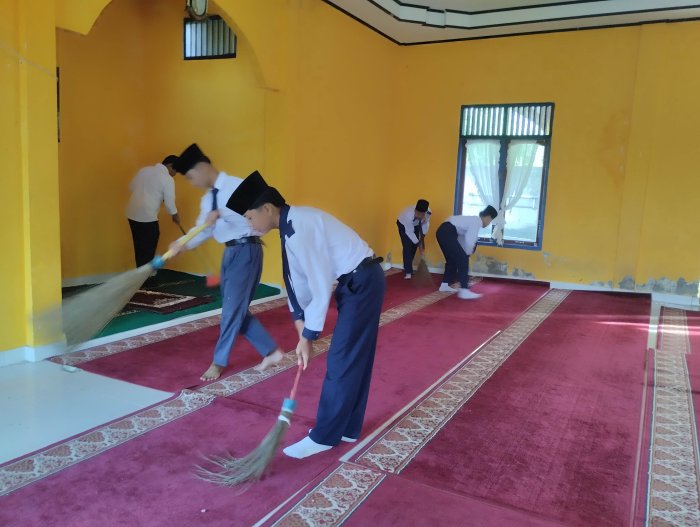 Tingkatkan Kualitas Ibadah Melalui Disiplin Positif, Siswa MTsN 5 Kerinci Gotong Royong Bersihkan Mushola