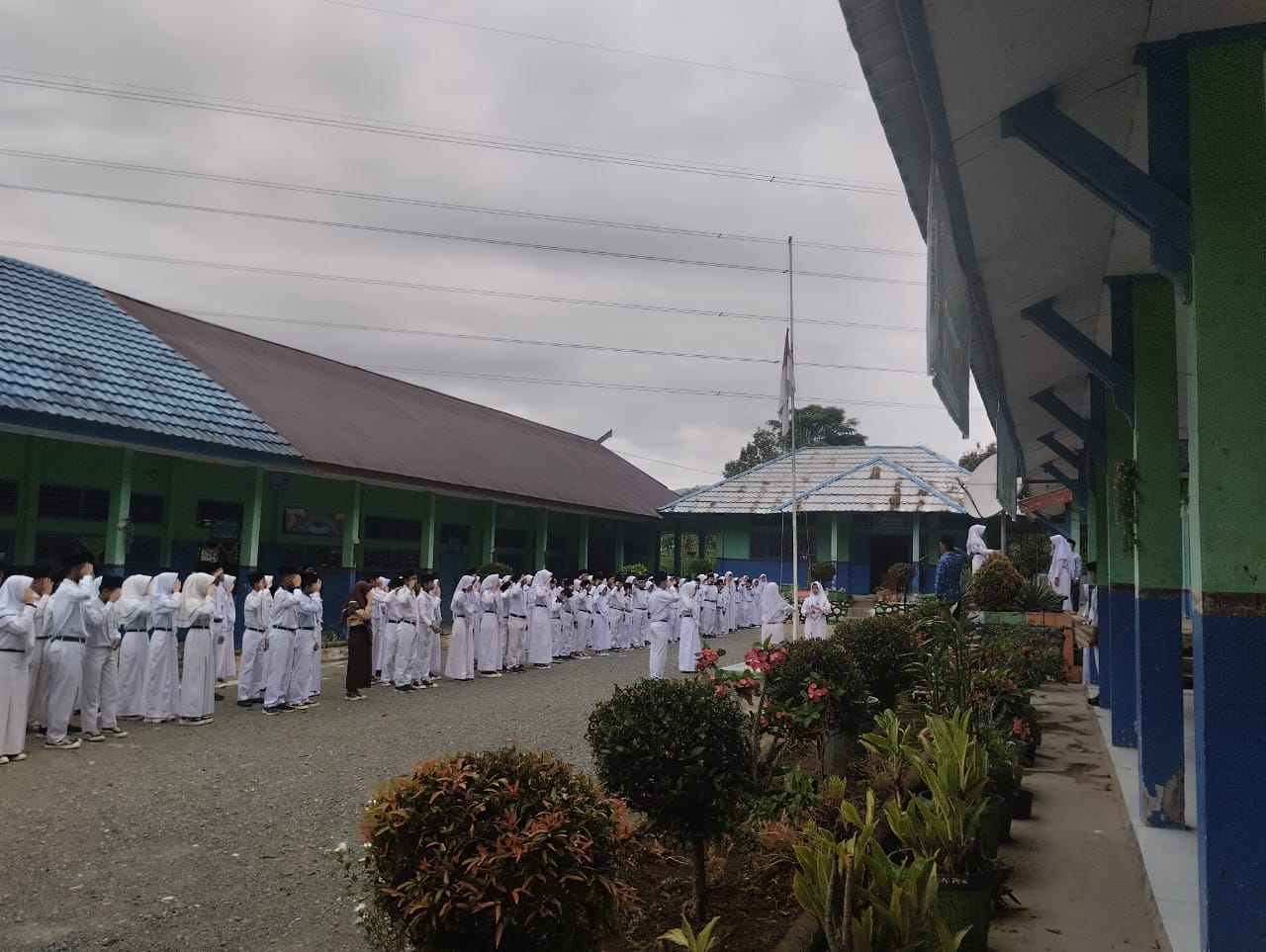 Upacara Bendera Pagi Senin, Waka Kesiswaan Tekankan Kedisiplinan, Perkelahian Antar Siswa dan Desa Menurun