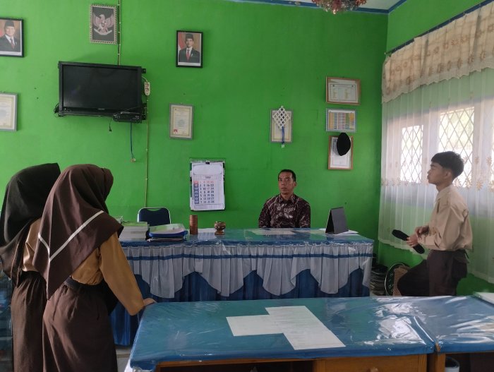 Tingkatkan Kedisiplinan di Bulan Suci, Waka Kesiswaan MTsN 5 Kerinci Berikan Pembinaan Khusus