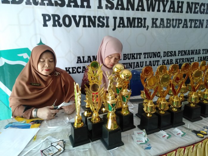 Apresiasi Prestasi Siswa, Galeri Juara MTsN 5 Kerinci Sibuk Siapkan Hadiah Class Meeting hingga Liga Madrasah