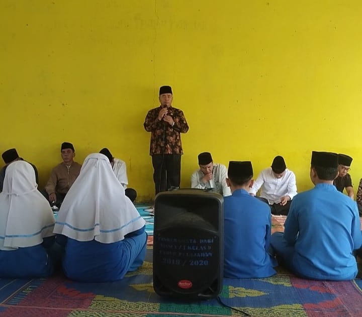Suasana Haru Mengiringi Keberangkatan Bapak Kepala MTsN 5 Kerinci Bapak Hardial, S.Pd.I ke Tanah Suci