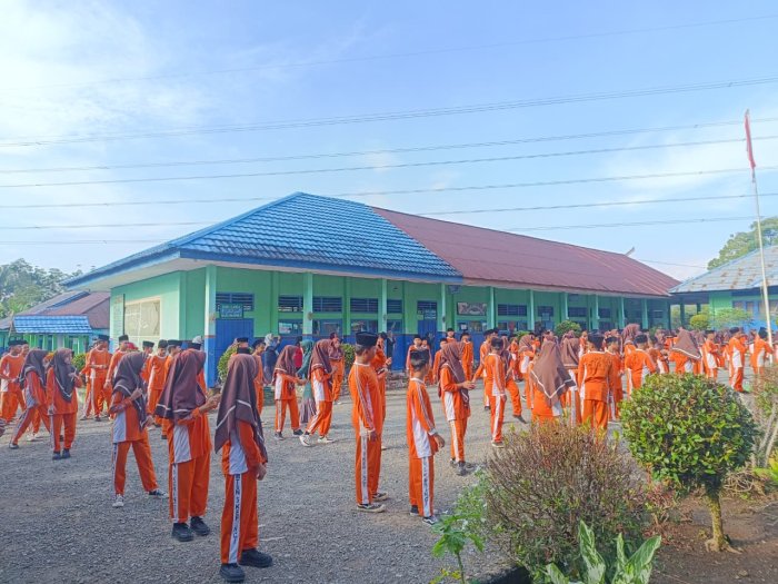 Wujudkan Sekolah Sehat, MTsN 5 Kerinci Awali Akhir Pekan dengan Senam Bersama