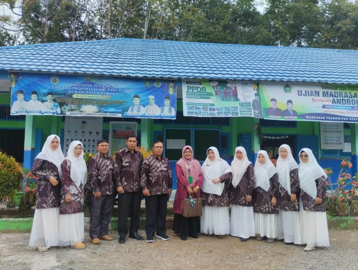 Kunjungan Pengawas Binaan Ibu Darmiyalfita Dalam Rangka Refleksikan Hasil Supervisi Akademik di MTsN 5 Kerinci