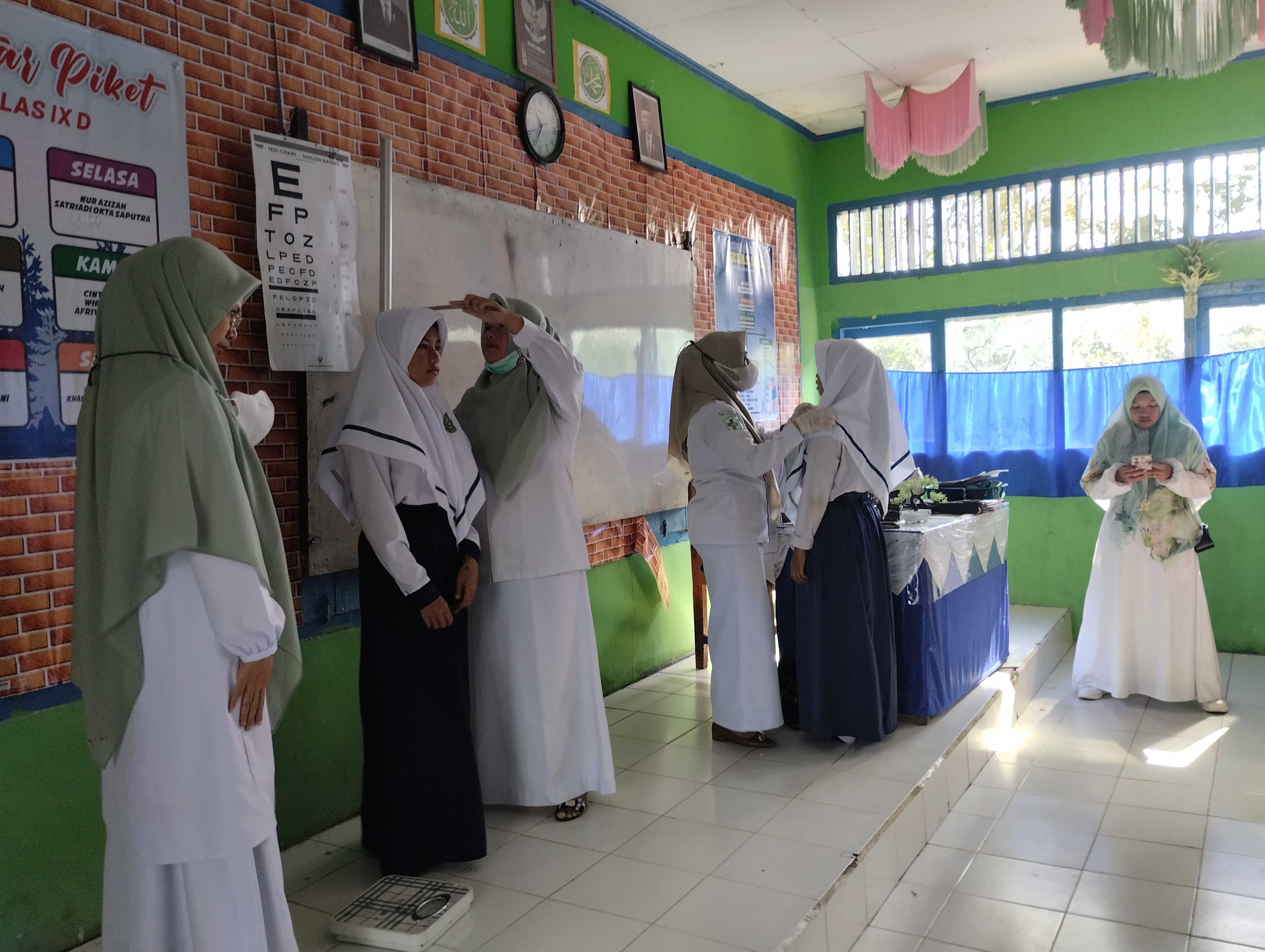 Kunjungan Dinas Kesehatan Puskesmas Hiang ke MTsN 5 Kerinci dalam Rangka Pemeriksaan Kesehatan Rutin Peserta Didik