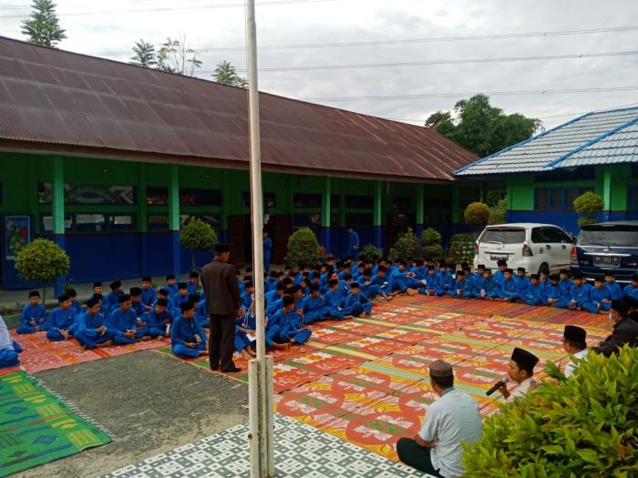 Keluarga Besar MTs N 5 Kerinci Rutin Yasinan dan Berinfak Setiap Jumat Pagi, Ternyata Ini Keutamaannya