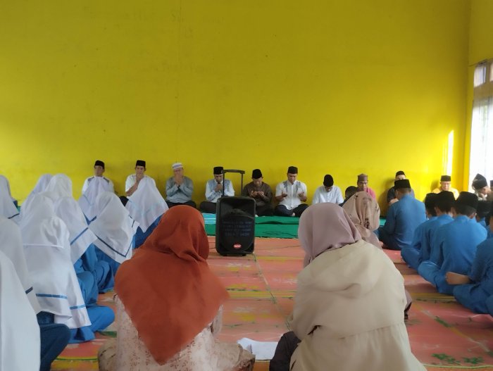 Keluarga Besar MTsN 5 Kerinci Panjatkan Doa Bersama untuk Kesembuhan Salah Satu Guru Yang tengah Terbaring Sakit.