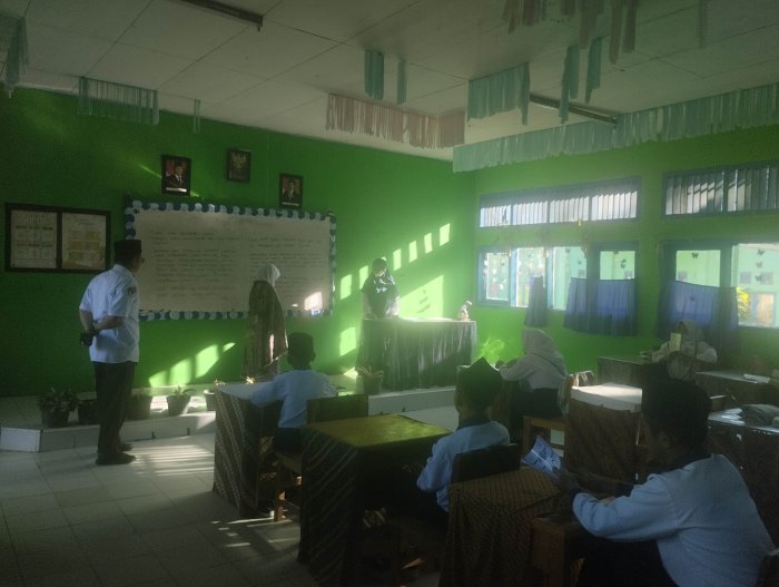 Pantau Langsung Ujian Praktek Sholat Wajib, Kepala MTsN 5 Kerinci Pastikan Siswa Kuasai Ibadah Harian Pantau Langsung Ujian Praktek Sholat Wajib, Kepala MTsN 5 Kerinci Pastikan Siswa Kuasai Ibadah Harian