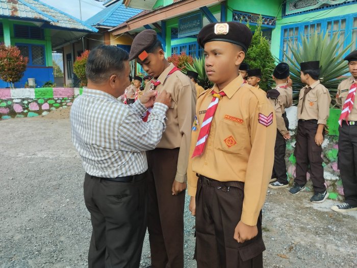 MTsN 5 Kerinci Apresiasi Anggota Pramuka Peserta Jambore dengan Piagam dan Tiska