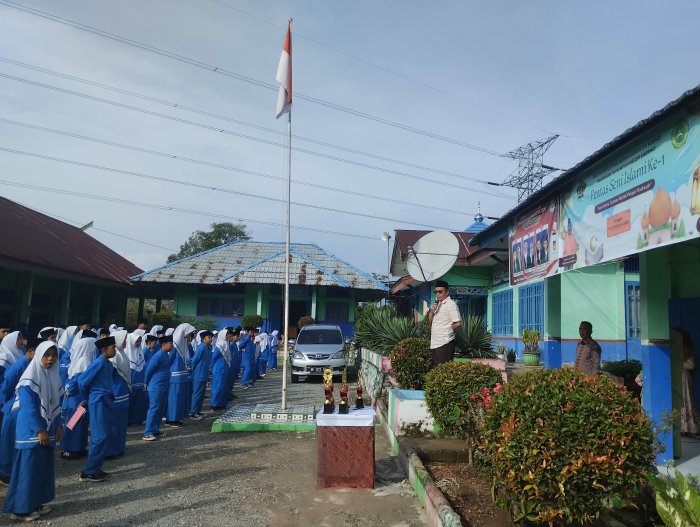 Kepala MTsN 5 Kerinci Berikan Arahan Motivasi Jelang Pembagian Raport Tengah Semester Genap.