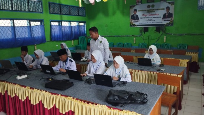 Kejar Asa Lewat Layar Digital: Siswa MTsN 5 Kerinci Tekun Hadapi TKA Susulan