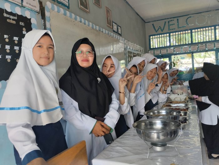 Siswa Kelas IXA MTsN 5 Kerinci Unjuk Kebolehan dalam Ujian Praktek Memasak