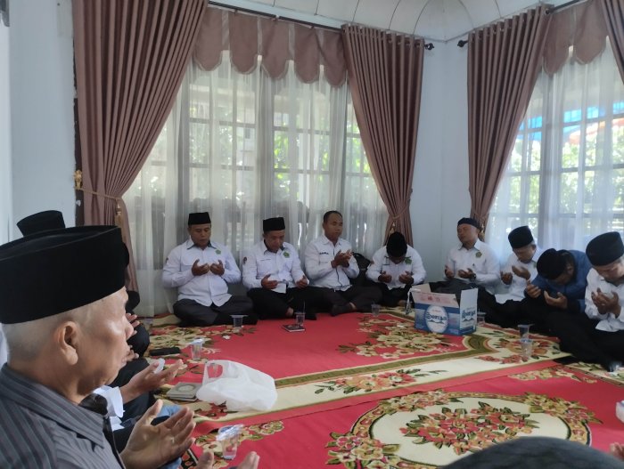 Wujud Kepedulian dan Empati, Keluarga Besar MTsN 5 Kerinci Gelar Takziah ke Rumah Ibu Nurhasanah Wujud Kepedulian dan Empati, Keluarga Besar MTsN 5 Kerinci Gelar Takziah ke Rumah Ibu Nurhasanah