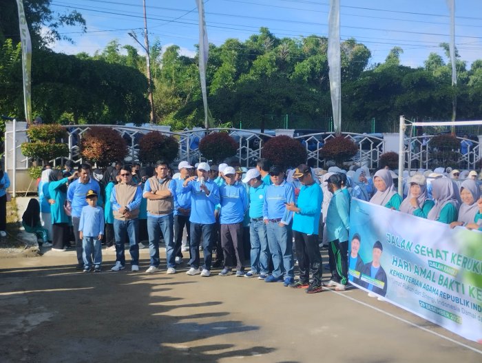 Semarak HAB ke-80, Keluarga Besar MTsN 5 Kerinci Hijaukan Jalan dengan Aksi Jalan Sehat Kerukunan