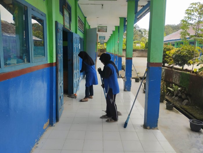 Kini Lingkungan Madrasah selalu bersih berkat bantuan dari Tenaga Outsourcing.