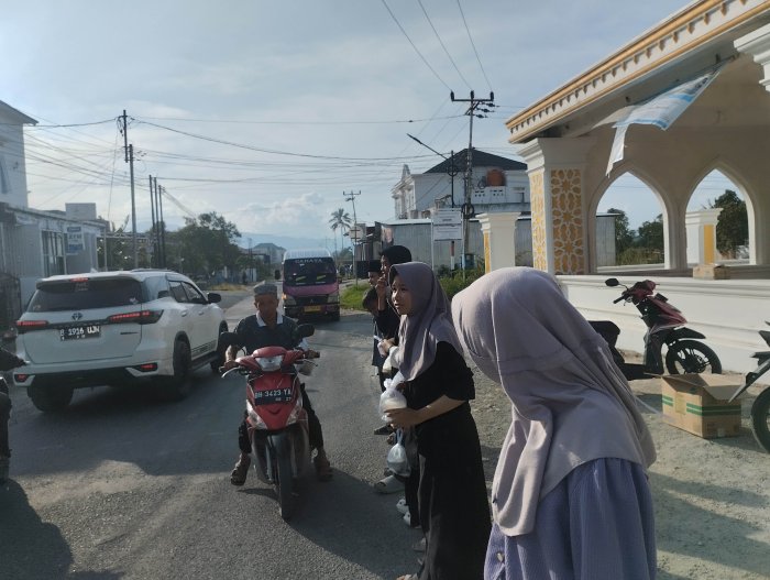 Ramadhan Berbagi: Senyum Siswa MTsN 5 Kerinci Hiasi Jalanan Lewat Aksi Berbagi Takjil Gratis