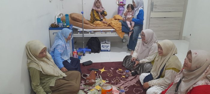 Wujudkan Kepedulian, Keluarga Besar MTsN 5 Kerinci Jenguk Orang tua Guru yang Sakit