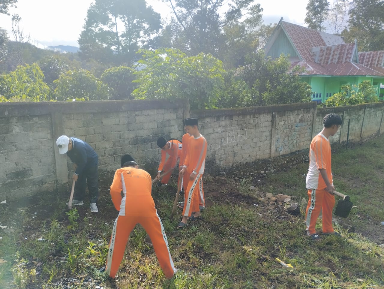 Pagi Sabtu Bersih Goro: Semangat Gotong Royong Siswa MTsN 5 Kerinci Ciptakan Lingkungan Sekolah Asri