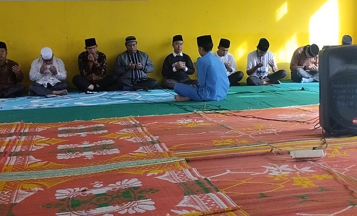 Siswa MTsN 5 Kerinci Fahrori Ismail Pimpin Doa dalam Kegiatan Yasinan Bersama di HalL MTsN 5 Kerinci