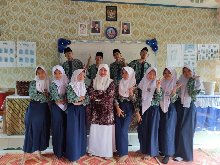 Kegiatan ujian praktik yang disusun dengan gaya santai namun tetap informatif.