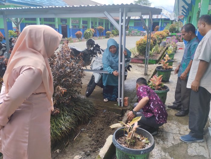 Aksi Cepat Tanggap: Usai Hujan Deras, Civitas Akademika MTsN 5 Kerinci Gotong Royong Perbaiki Saluran Air