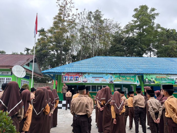 Apel Pagi Kamis Penuh Khidmat, Buya Syamsul Rahman Ingatkan Pentingnya Akhlak dan Disiplin Apel Pagi Kamis Penuh Khidmat, Buya Syamsul Rahman Ingatkan Pentingnya Akhlak dan Disiplin