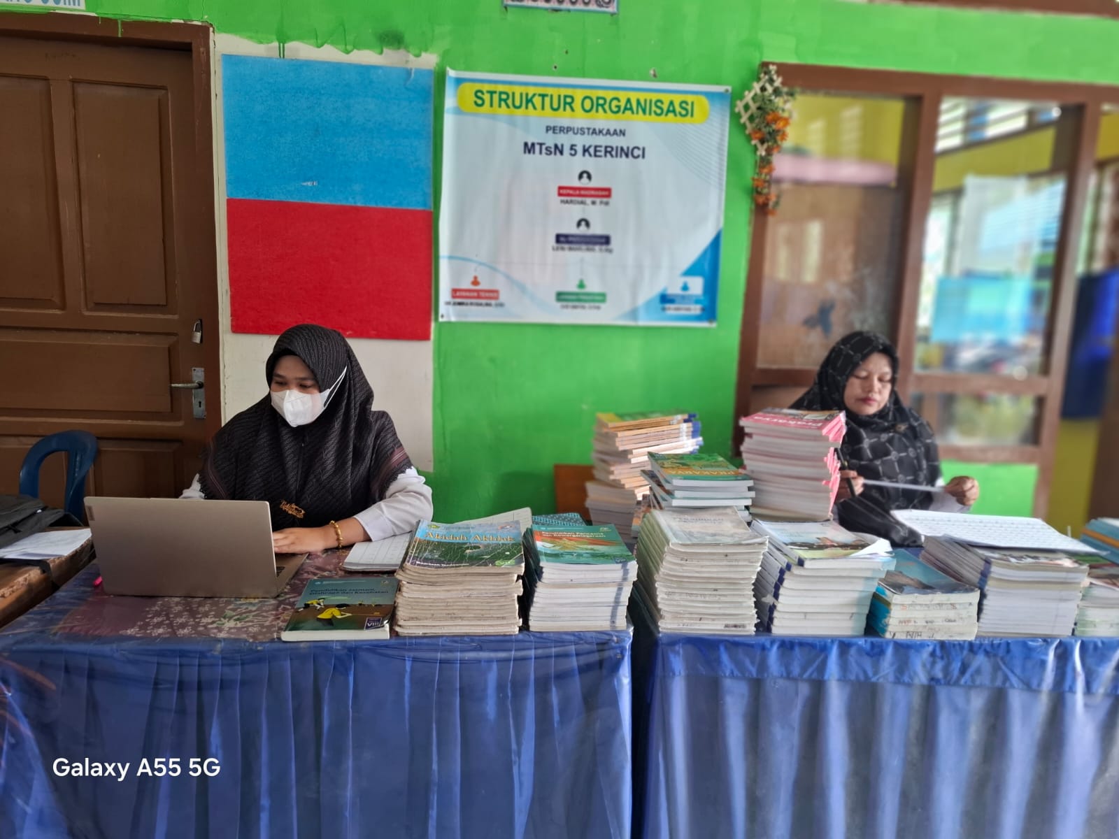 Pelebelan Buku Perpustakaan MTsN 5 Kerinci Tingkatkan Kualitas Layanan