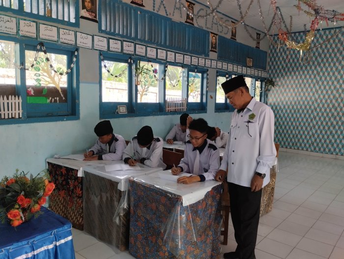 Tetap Produktif di Bulan Suci, Siswa MTsN 5 Kerinci Jalani Ujian Tengah Semester
