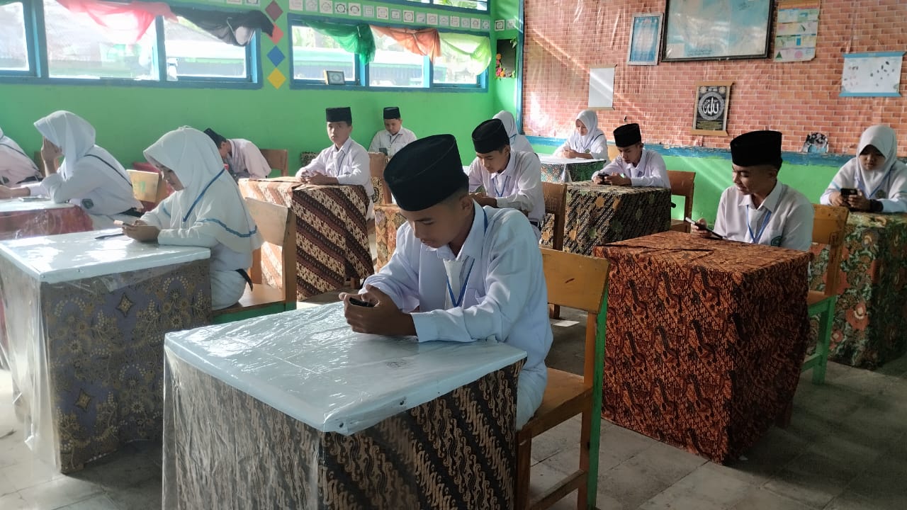 ASESMEN SUMATIF AKHIR SEMESTER GANJIL DI MTsN 5 KERINCI BERJALAN LANCAR DENGAN SISTEM ANDROID