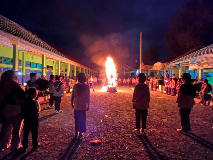 Malam Api Unggun Meriah di MTsN 5 Kerinci, Guru dan Staf Turut Hadir