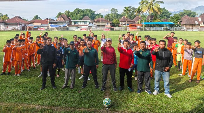 PANTAU BAKAT MUDA: MTsN 5 Kerinci Gelar Seleksi Tim Sepak Bola di Lapangan Penawar