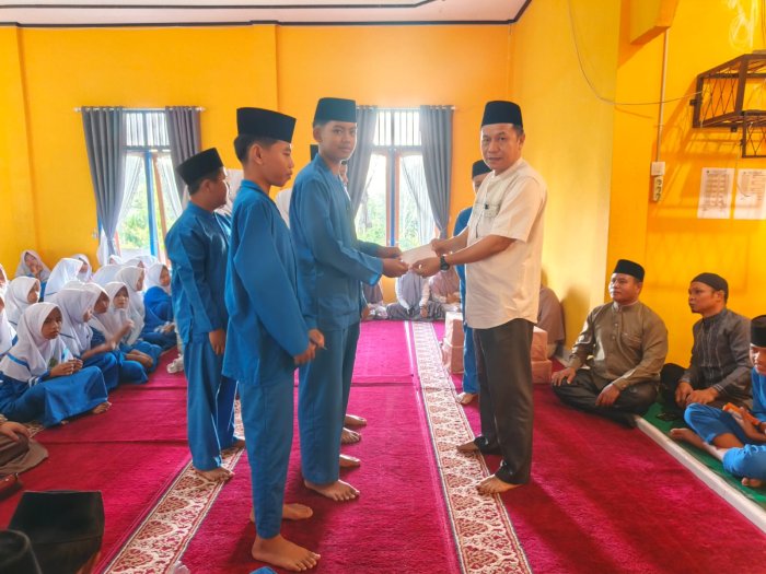 Penghargaan Prestasi Berbalut Keberkahan: Pembagian Juara Hardiknas Digelar Pasca Yasinan