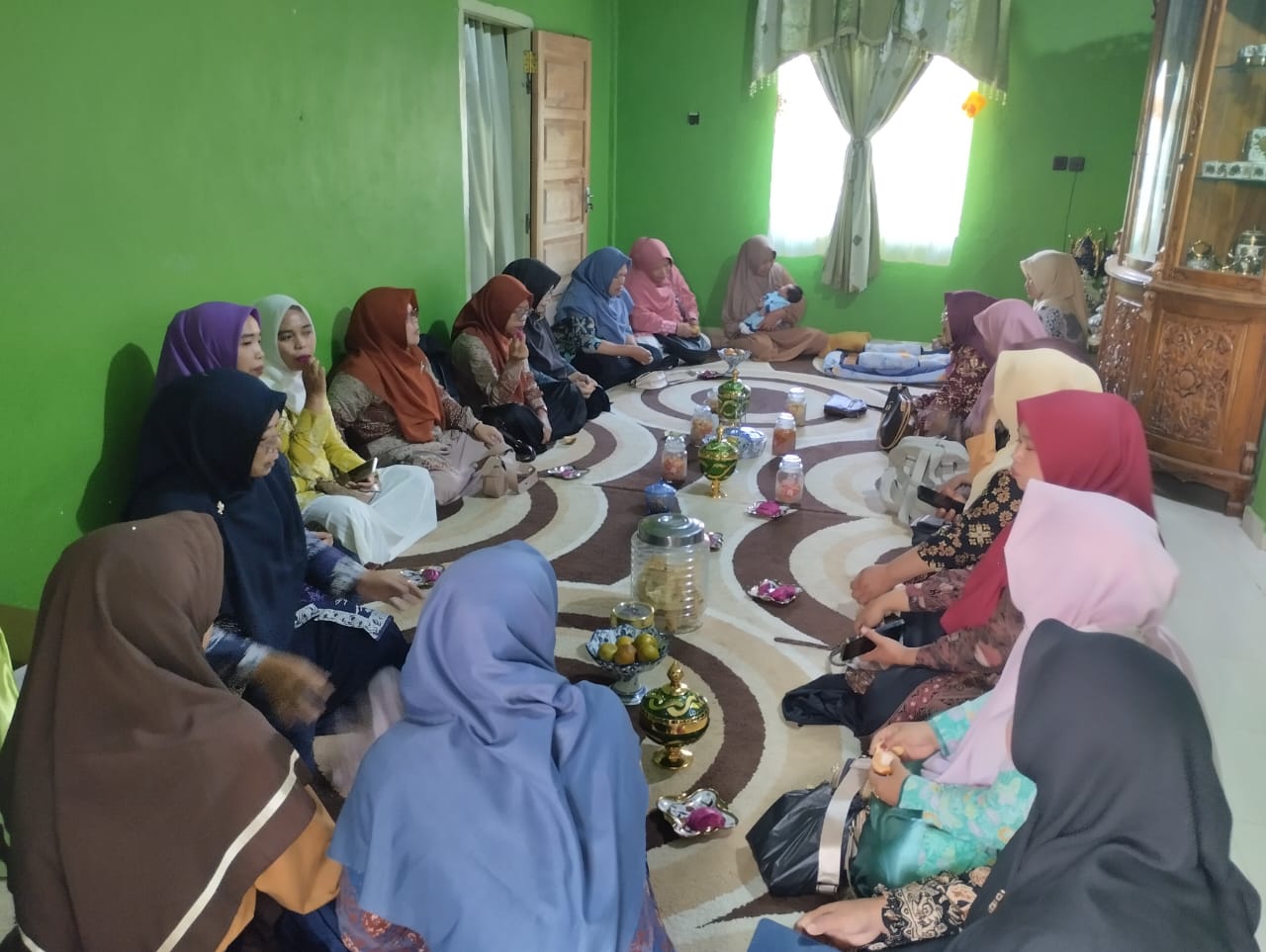 Jalin Silaturahmi, Warga MTsN 5 Kerinci Hadiri Syukuran Kelahiran Putri Kedua dari Guru Tercinta