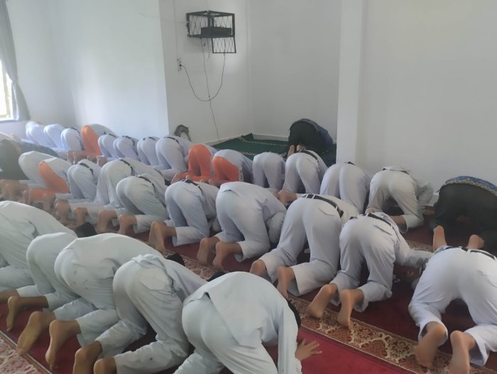 Membumikan Ibadah, Mengetuk Pintu Langit: Simfoni Shalat Berjamaah Siswa MTsN 5 Kerinci Membumikan Ibadah, Mengetuk Pintu Langit: Simfoni Shalat Berjamaah Siswa MTsN 5 Kerinci