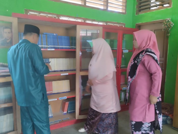 Dafri Hayani Tinjau Kesiapan Perpustakaan MTsN 5 Kerinci di Hari Pertama Masuk Madrasah