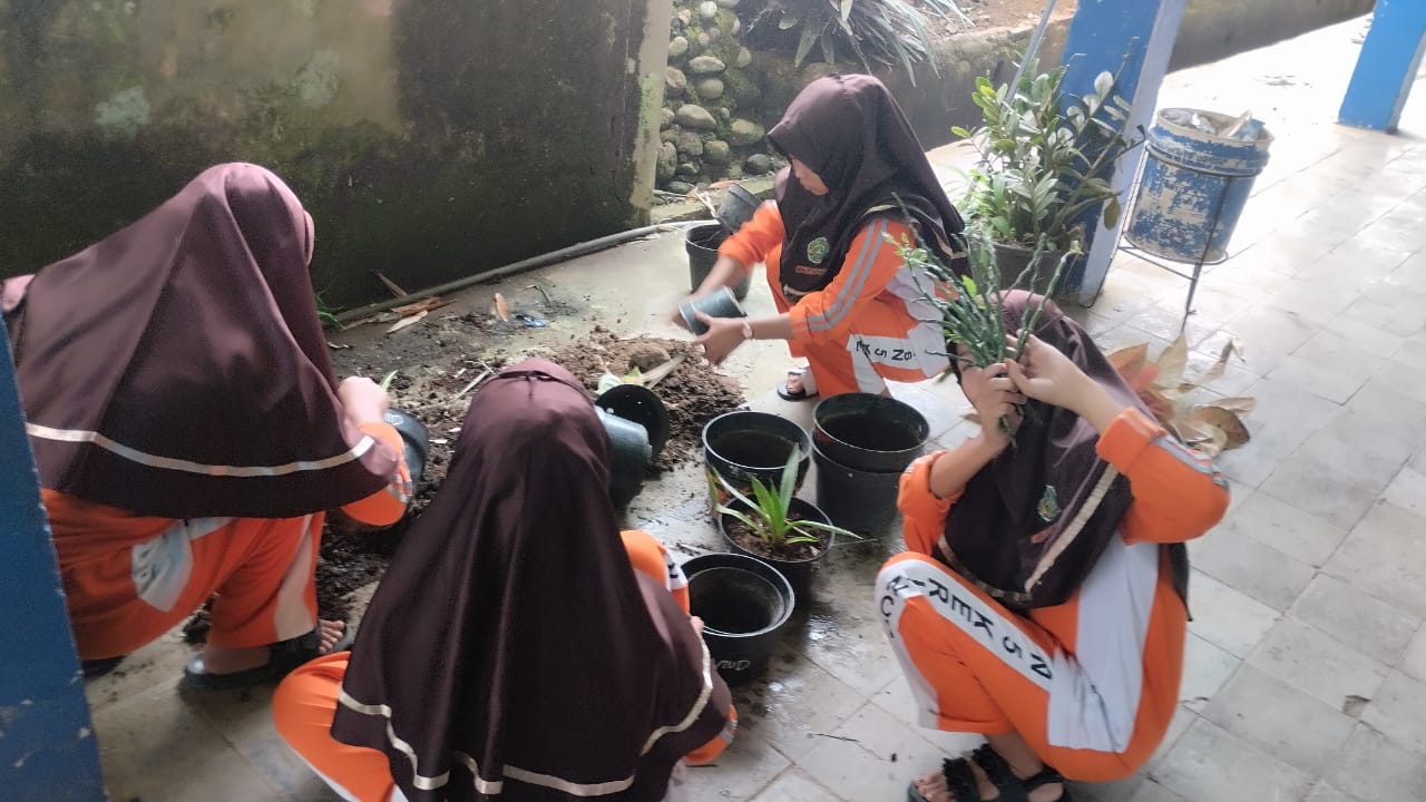 Semarakkan Gotong Royong di MTsN 5 Kerinci menjelang ASAS