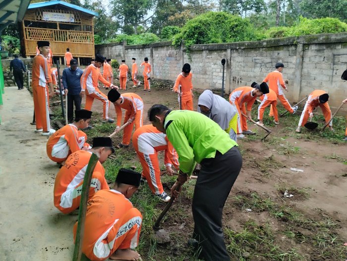 Tingkatkan Kepedulian Lingkungan, Seluruh Civitas Akademika MTsN 5 Kerinci Bersinergi dalam Kerja Bakti menjelang Ujian Madrasah