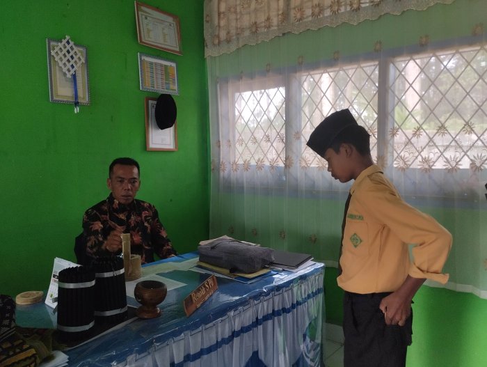 Waka Kesiswaan MTsN 5 Kerinci, Bapak Renoldi, Lakukan Pembinaan Intensif Terhadap Siswa Pelanggar Disiplin.