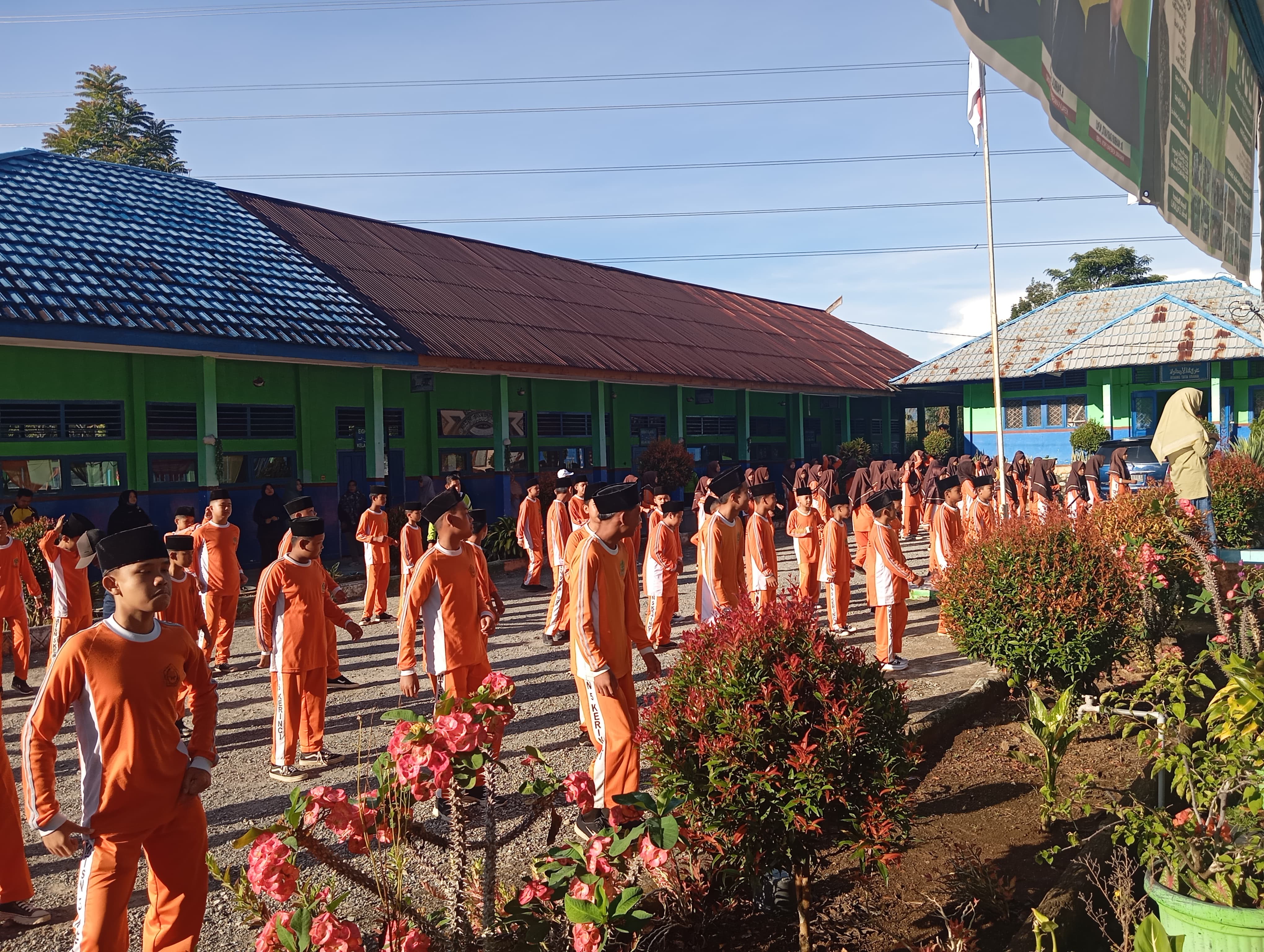 Semangat Pagi Membara di MTsN 5 Kerinci: Rutinitas Senam Sabtu Penuh Energi dan Manfaat