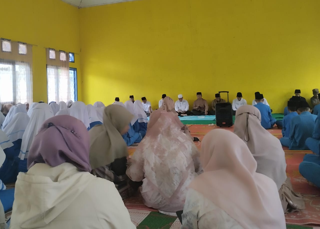 Doa dan Silaturahmi: Cara Unik MTsN 5 Kerinci Mengawali Aktivitas Sekolah