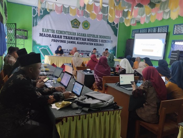 Asah Skill Pendidik, Pengawas Binaan MTsN 5 Kerinci Gelar Pembinaan Peningkatan Kompetensi Guru