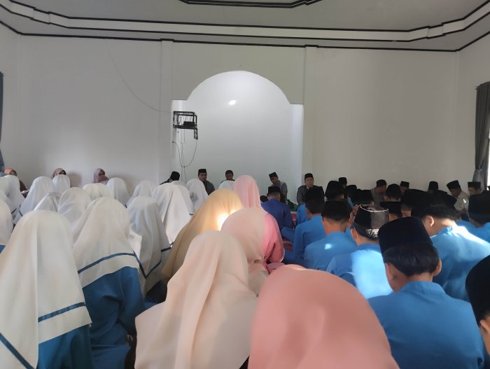 Menebar Berkah di Pagi Hari: Intip Kekhusyukan Yasinan Bersama Keluarga Besar MTsN 5 Kerinci