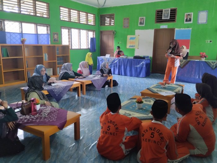 Kembangkan Bakat Siswa, MTsN 5 Kerinci Gelar Kegiatan Pengembangan Diri Bidang Seni: Vokal, Tari, dan Menggambar Kembangkan Bakat Siswa, MTsN 5 Kerinci Gelar Kegiatan Pengembangan Diri Bidang Seni: Vokal, Tari, dan Menggambar