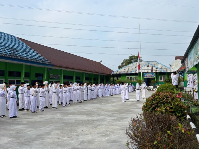 Tampil Memukau, Anggota OSIM MTsN 5 Kerinci Sukses Jalankan Tugas Perdana sebagai Petugas Upacara Bendera TP 2026/2027