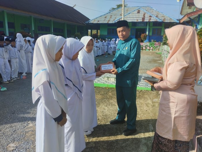 Apresiasi Prestasi, Kepala Madrasah Dafri Hayani Serahkan Hadiah Juara Umum