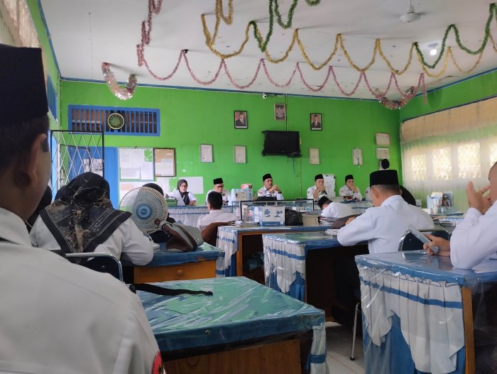 Kakan Kemenag Kerinci, Bapak Pahrizal, S. ag., MM, Pimpin Tim I Monitoring dan Penyaluran Bantuan BAZNAS di MTsN 5 Kerinci