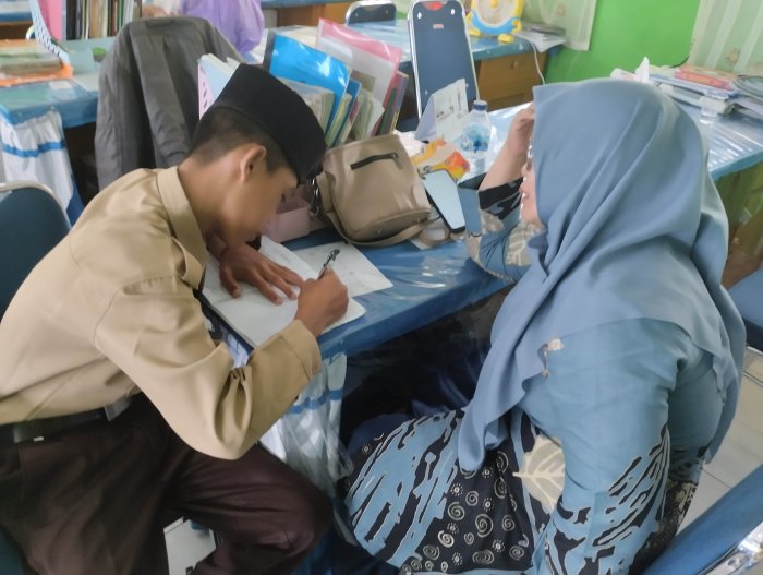 Wali Kelas IXA MTsN 5 Kerinci, Ibu Zakiah, Turun Tangan Bina Siswa yang Malas Sekolah